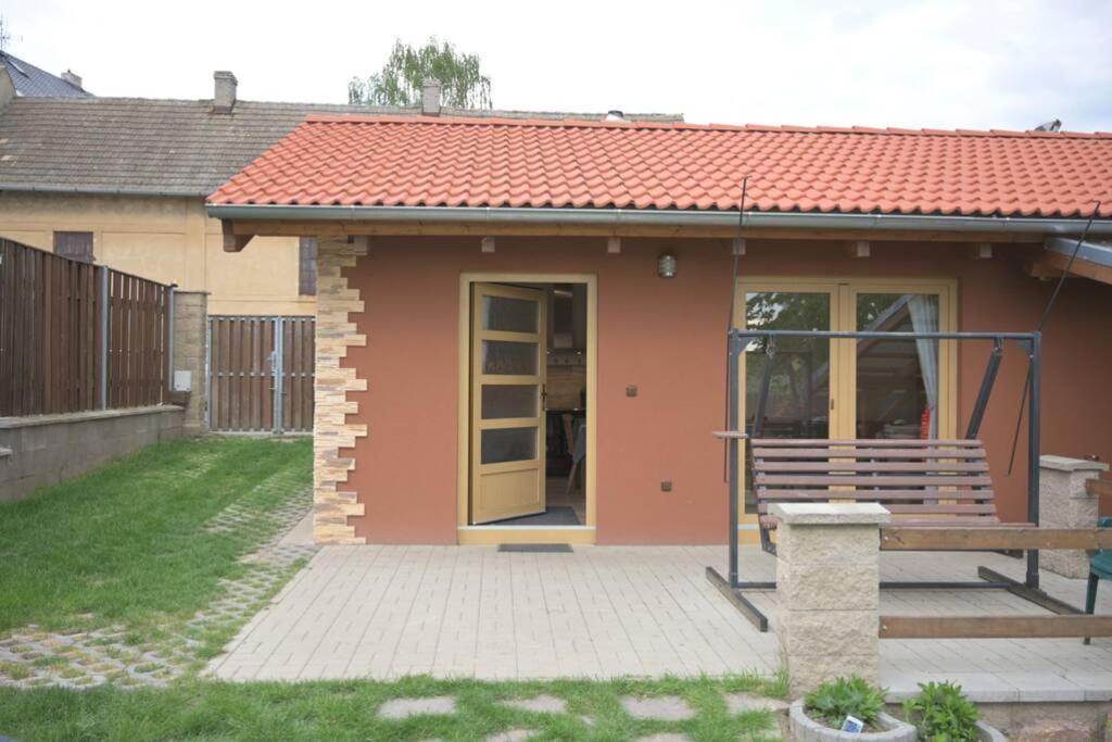 Utulny Domek V Zahrade V Unhosti Nedaleko Letiste Εξωτερικό φωτογραφία